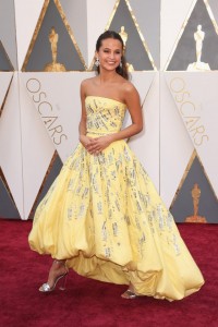 oscars-2016-red-carpet-alicia-vikander