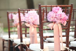 Peony-chair-decoration-via-www_wedsociety_com_