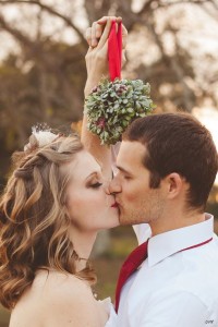 christmas-wedding-kiss
